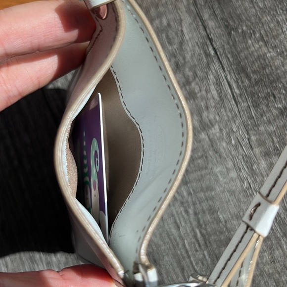 Auth. Tod’s White Leather Phone/Cards Case - Picture 12 of 16